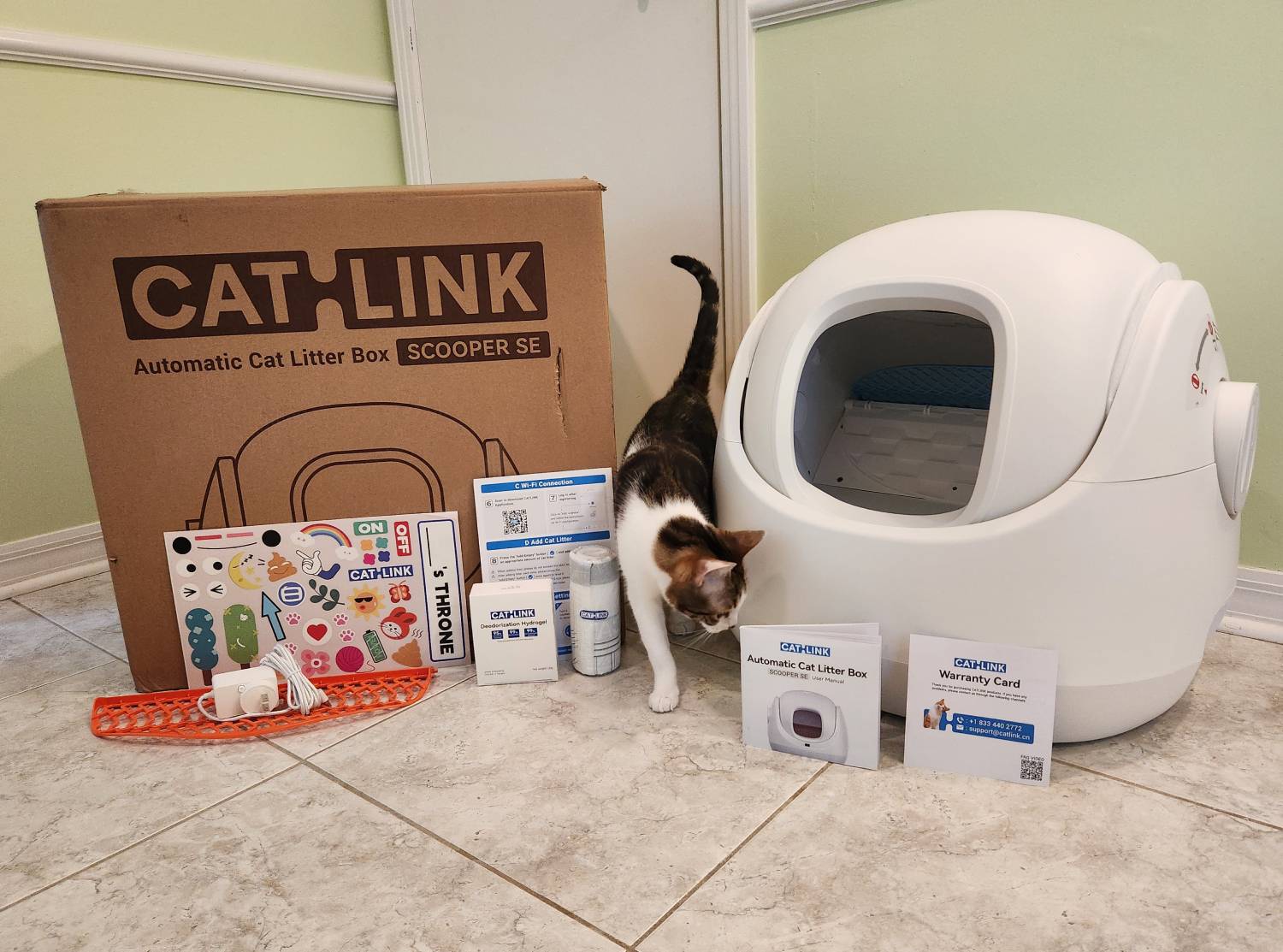 Catlink Scooper SE Review - cat with full packaging